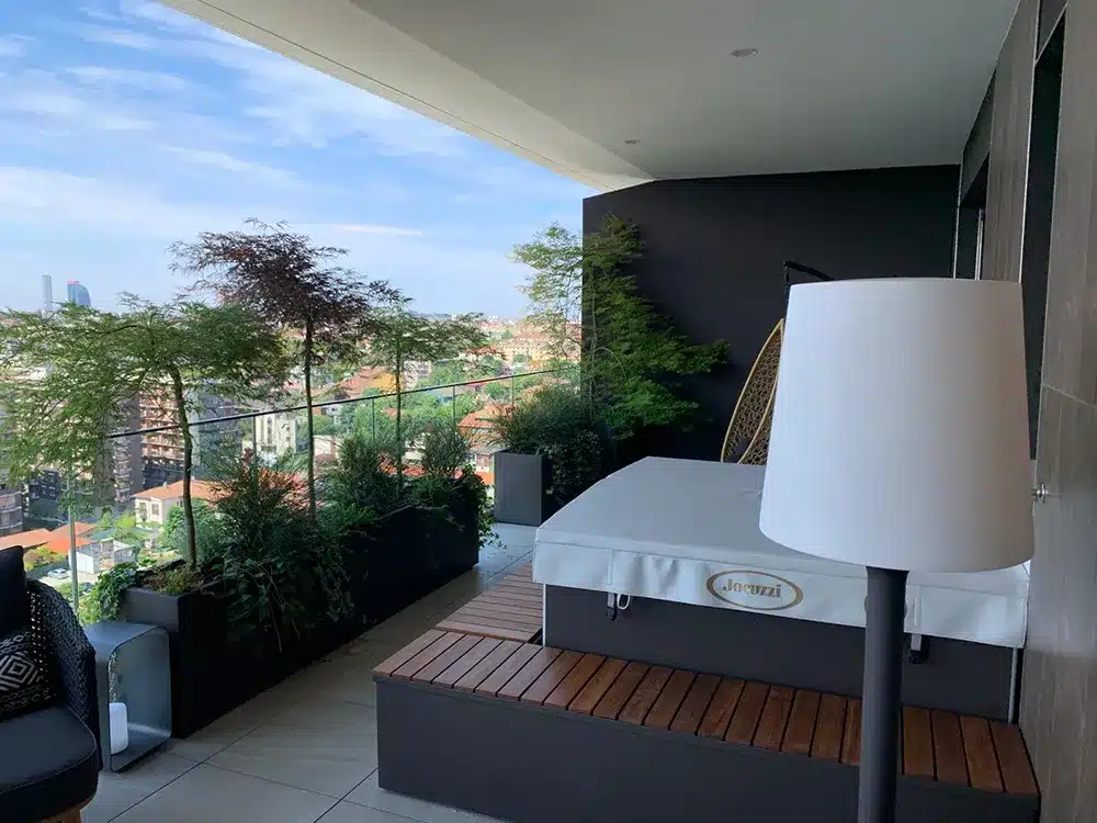 realizzazione-di-rivestimento-per-jacuzzi-su-misura